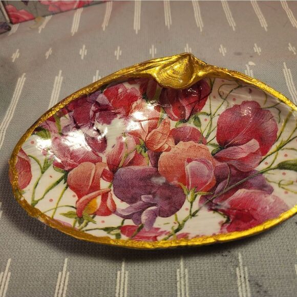 DECOUPAGE CLAM SHELL DECOUPAGE PINK FLOWERS ON A CLAM SHELL TRINKET DISH - Picture 4 of 10
